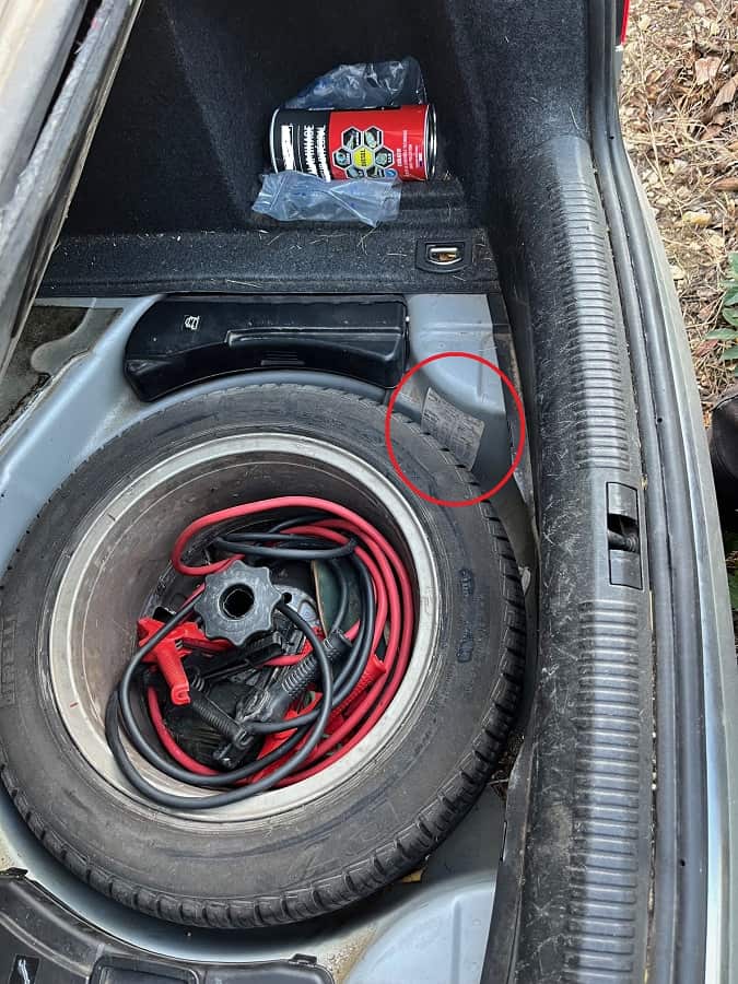 Ubicacion del codigo de color en el baul del auto