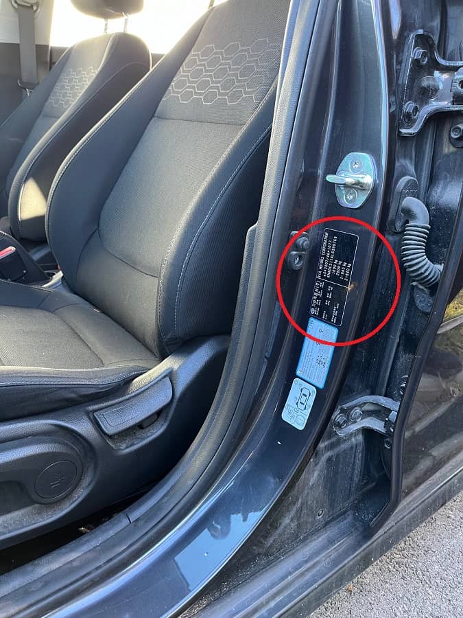 Ubicacion del codigo de color en el marco de la puerta del auto